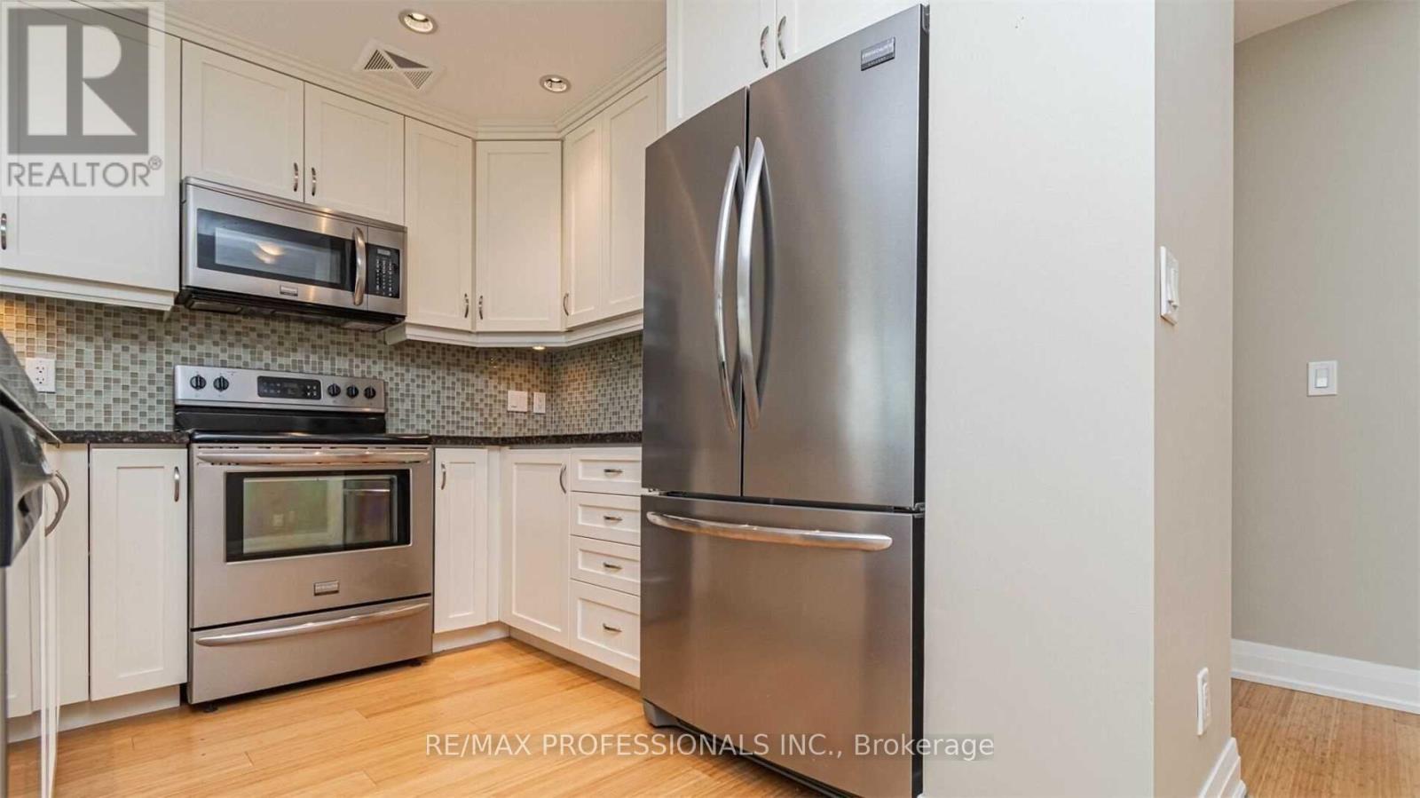 208 - 205 Lakeshore Road W, Oakville, Ontario  L6K 1B3 - Photo 17 - W13705692