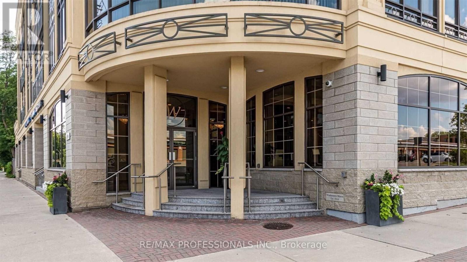 208 - 205 Lakeshore Road W, Oakville, Ontario  L6K 1B3 - Photo 2 - W13705692