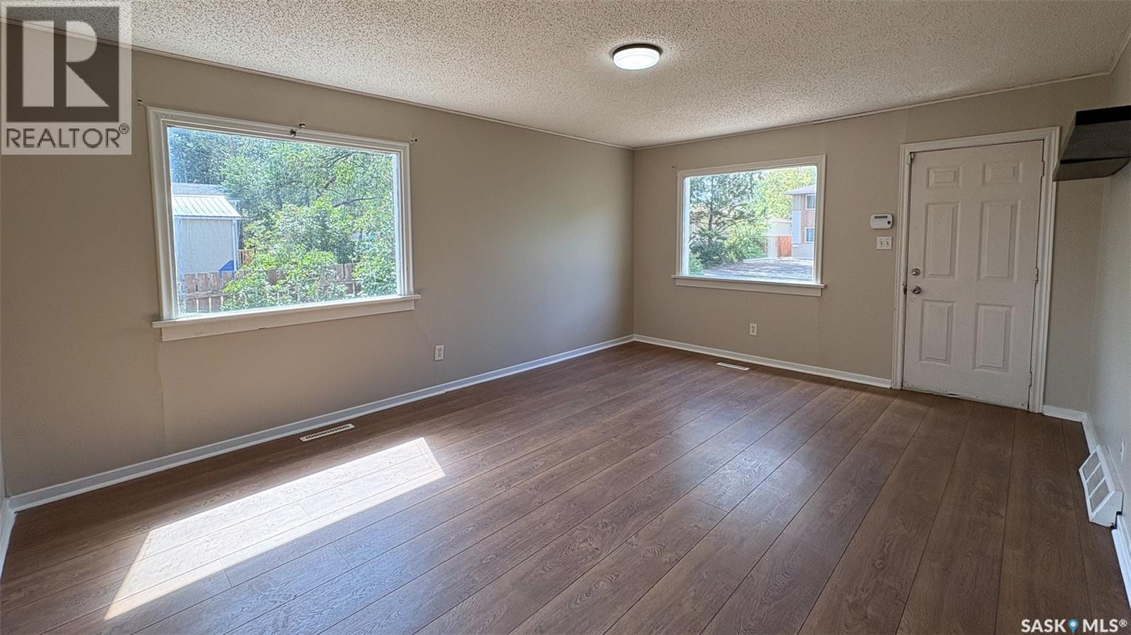 647 Robinson Street, Regina, Saskatchewan  S4T 2L9 - Photo 3 - SK046421