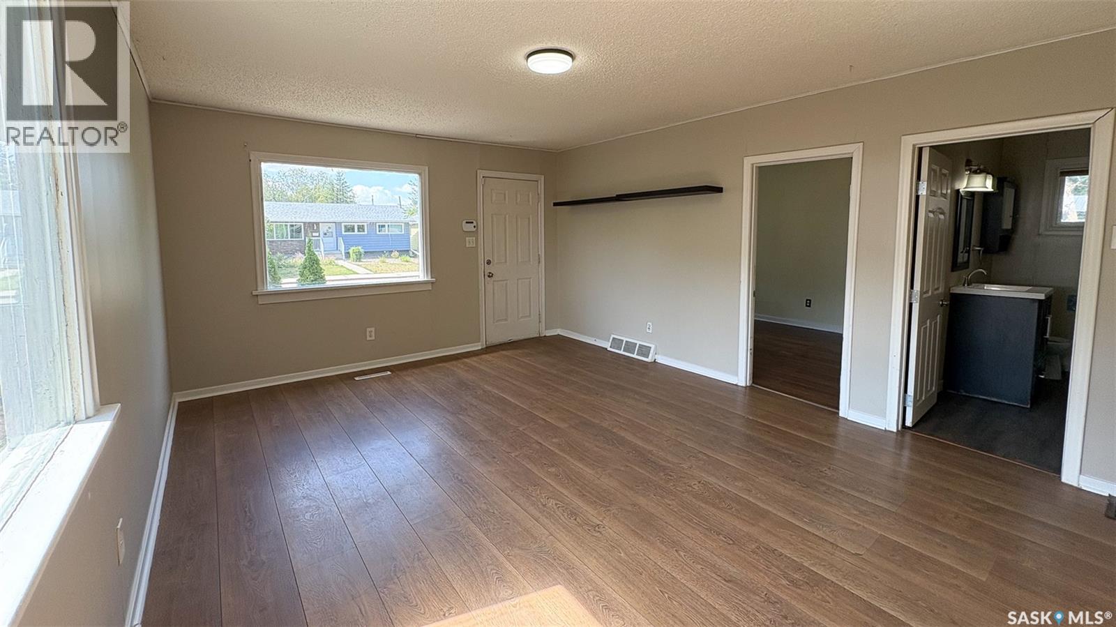 647 Robinson Street, Regina, Saskatchewan  S4T 2L9 - Photo 4 - SK046421