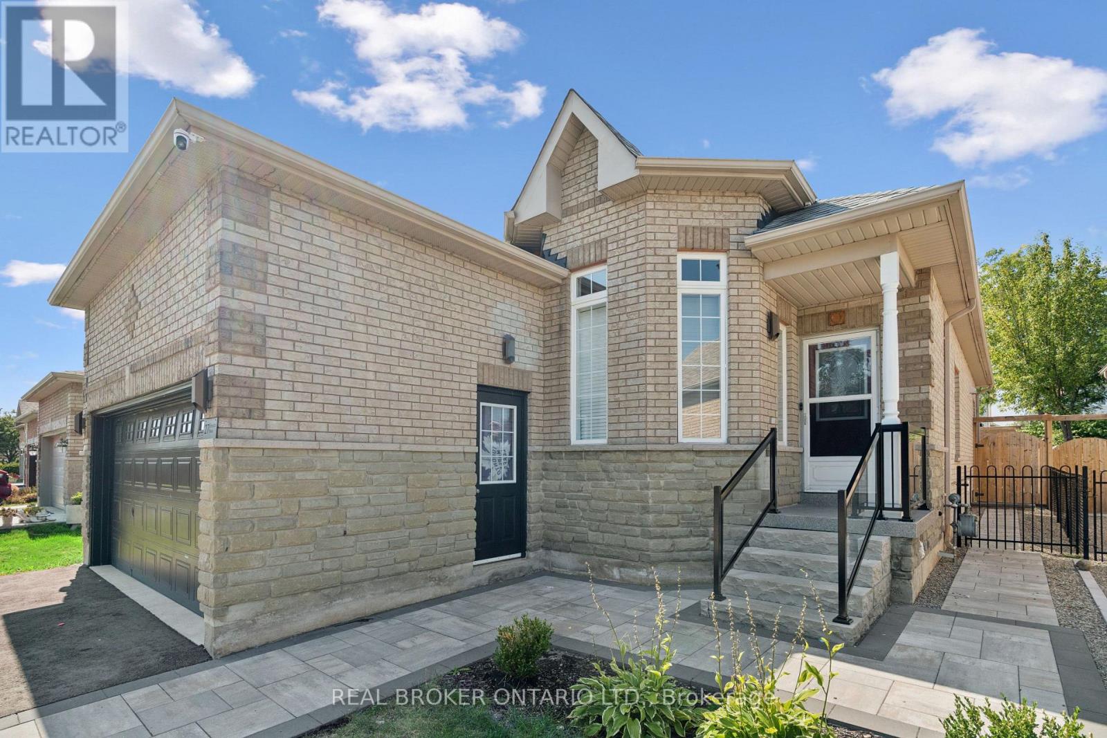 27 Spruce Boulevard, Halton Hills, Ontario  L7J 2Y3 - Photo 4 - W13702218