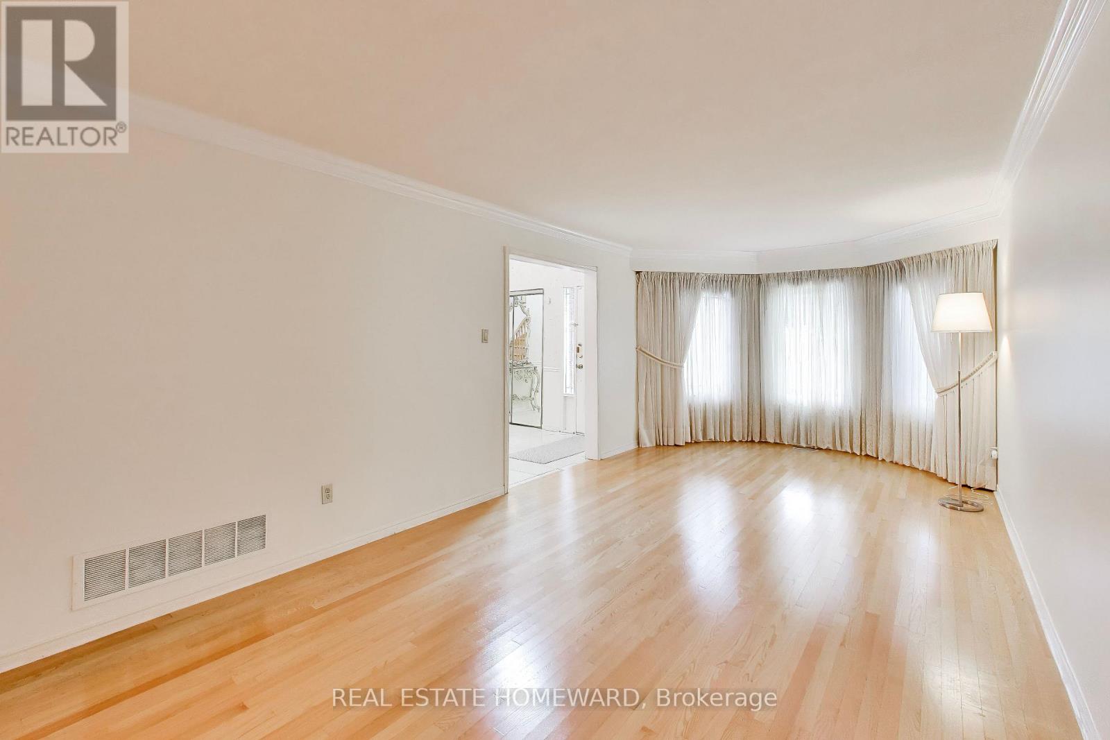 23 Hutchcroft Avenue, Toronto, Ontario  M1V 3S3 - Photo 4 - E13705970