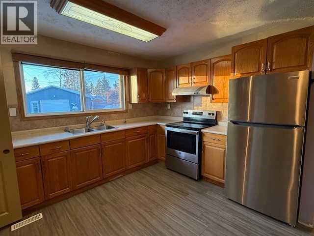 10323 98 Avenue, High Level, Alberta  T0H 1Z0 - Photo 3 - A2275053