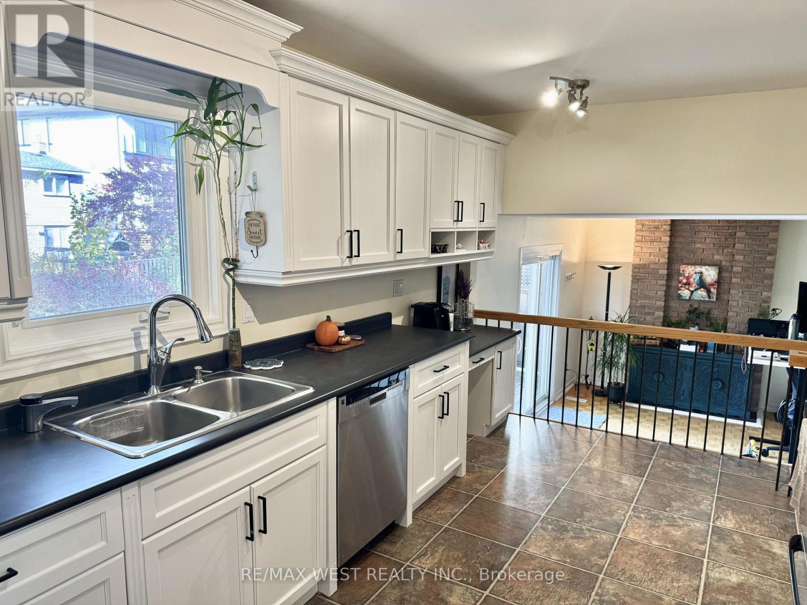 20 Sanderson Crescent, Richmond Hill, Ontario  L4C 5L4 - Photo 10 - N13705946
