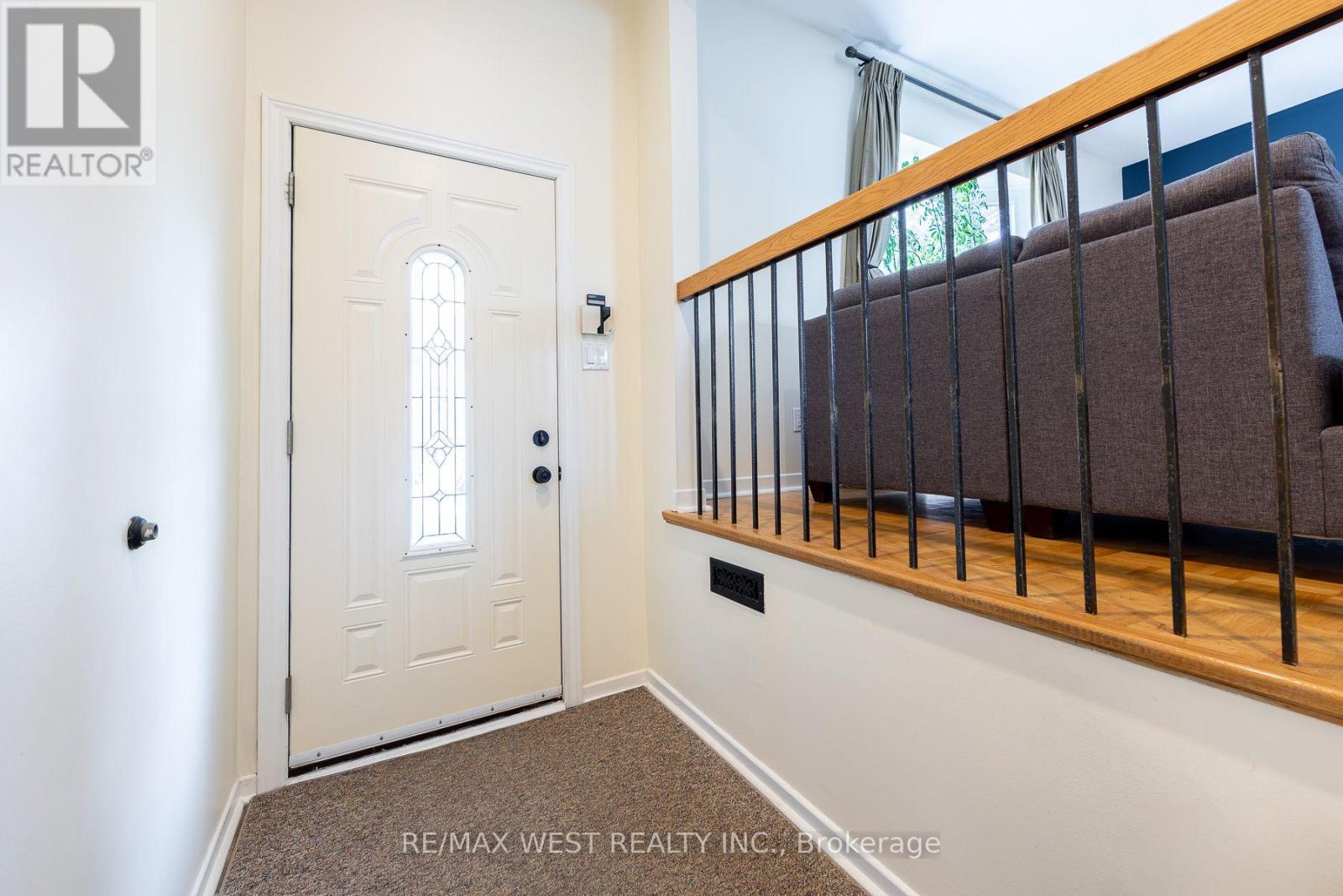 20 Sanderson Crescent, Richmond Hill, Ontario  L4C 5L4 - Photo 2 - N13705946