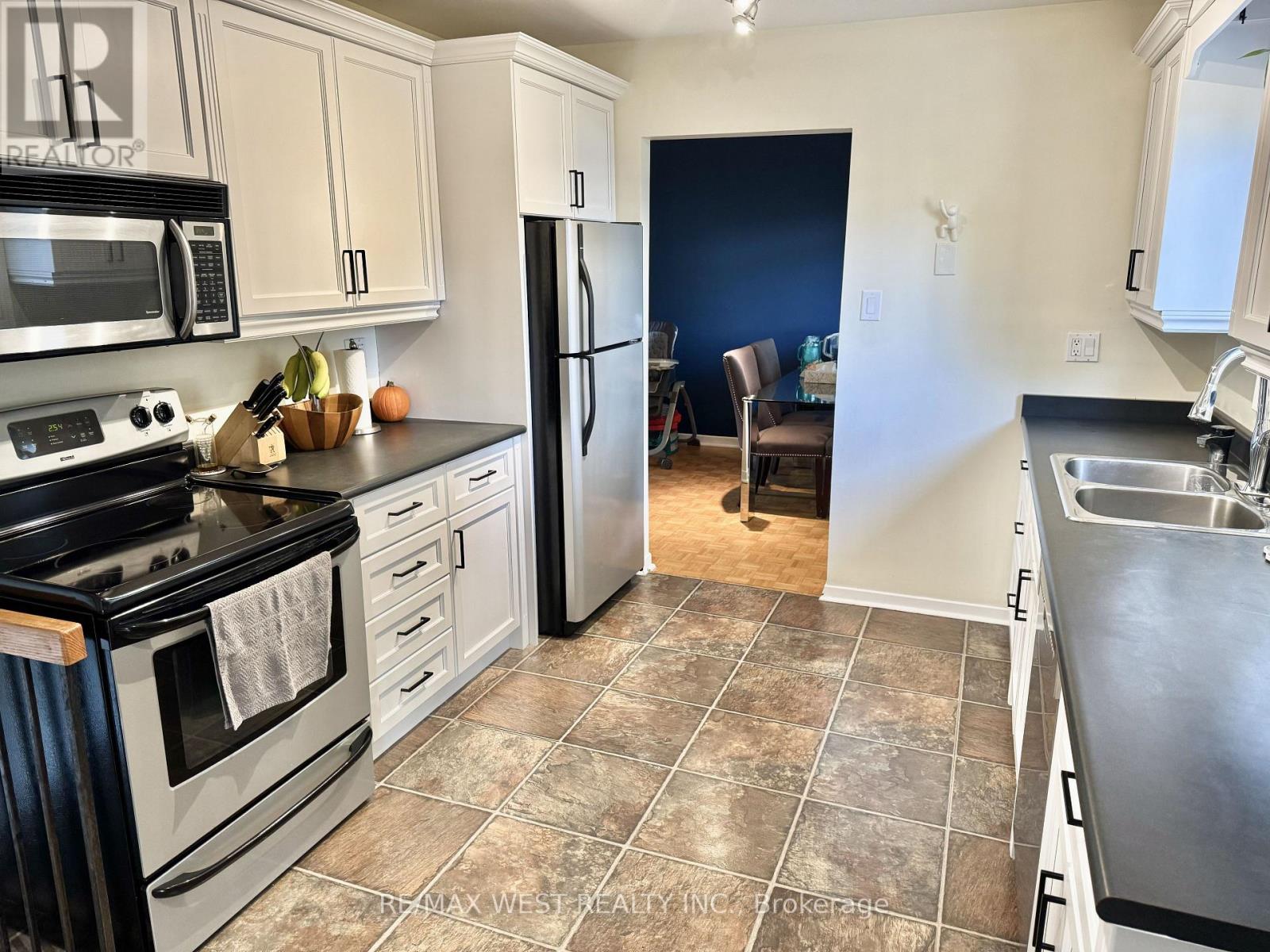 20 Sanderson Crescent, Richmond Hill, Ontario  L4C 5L4 - Photo 8 - N13705946