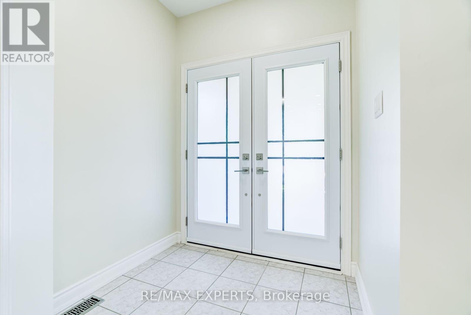 45 Naughton Drive, Richmond Hill, Ontario  L4C 0R2 - Photo 3 - N13705978