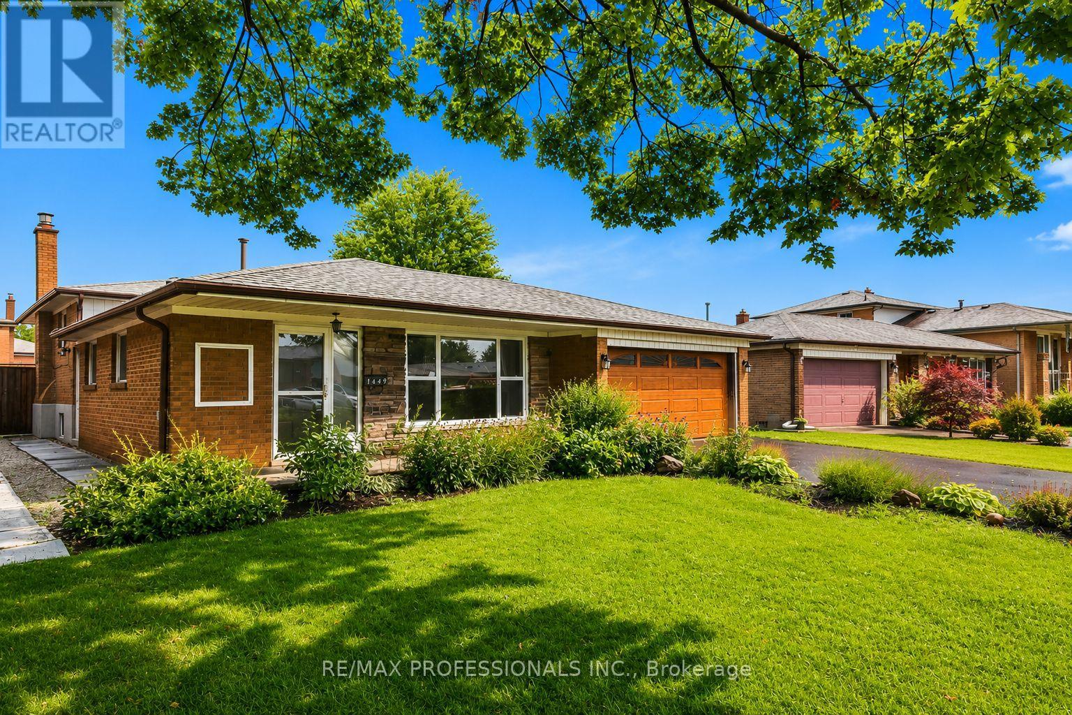 7449 Pickfair Drive, Mississauga, Ontario  L4T 2N1 - Photo 2 - W13705866