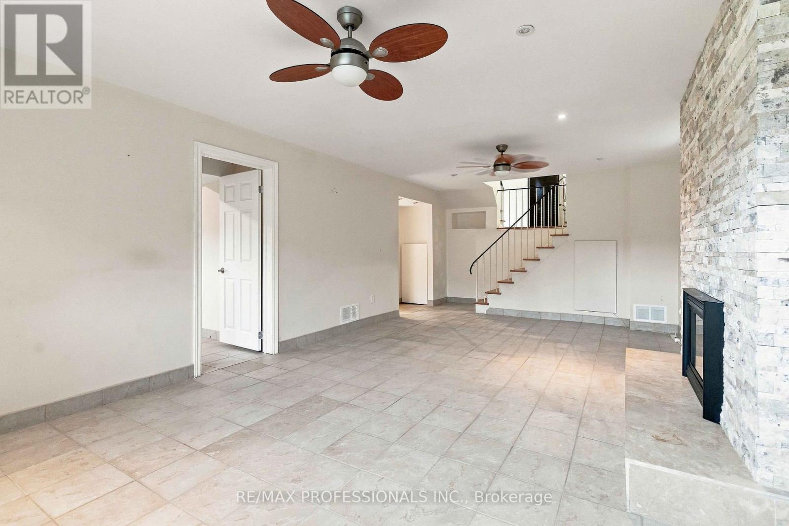 7449 Pickfair Drive, Mississauga, Ontario  L4T 2N1 - Photo 25 - W13705866