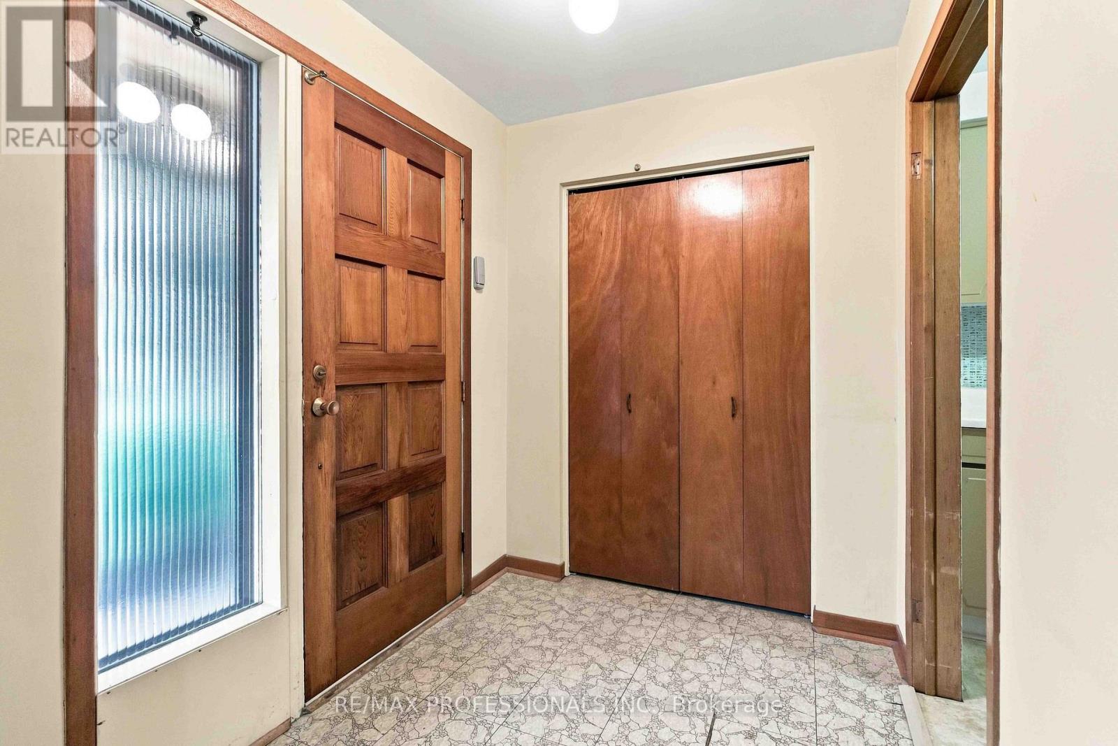 7449 Pickfair Drive, Mississauga, Ontario  L4T 2N1 - Photo 3 - W13705866