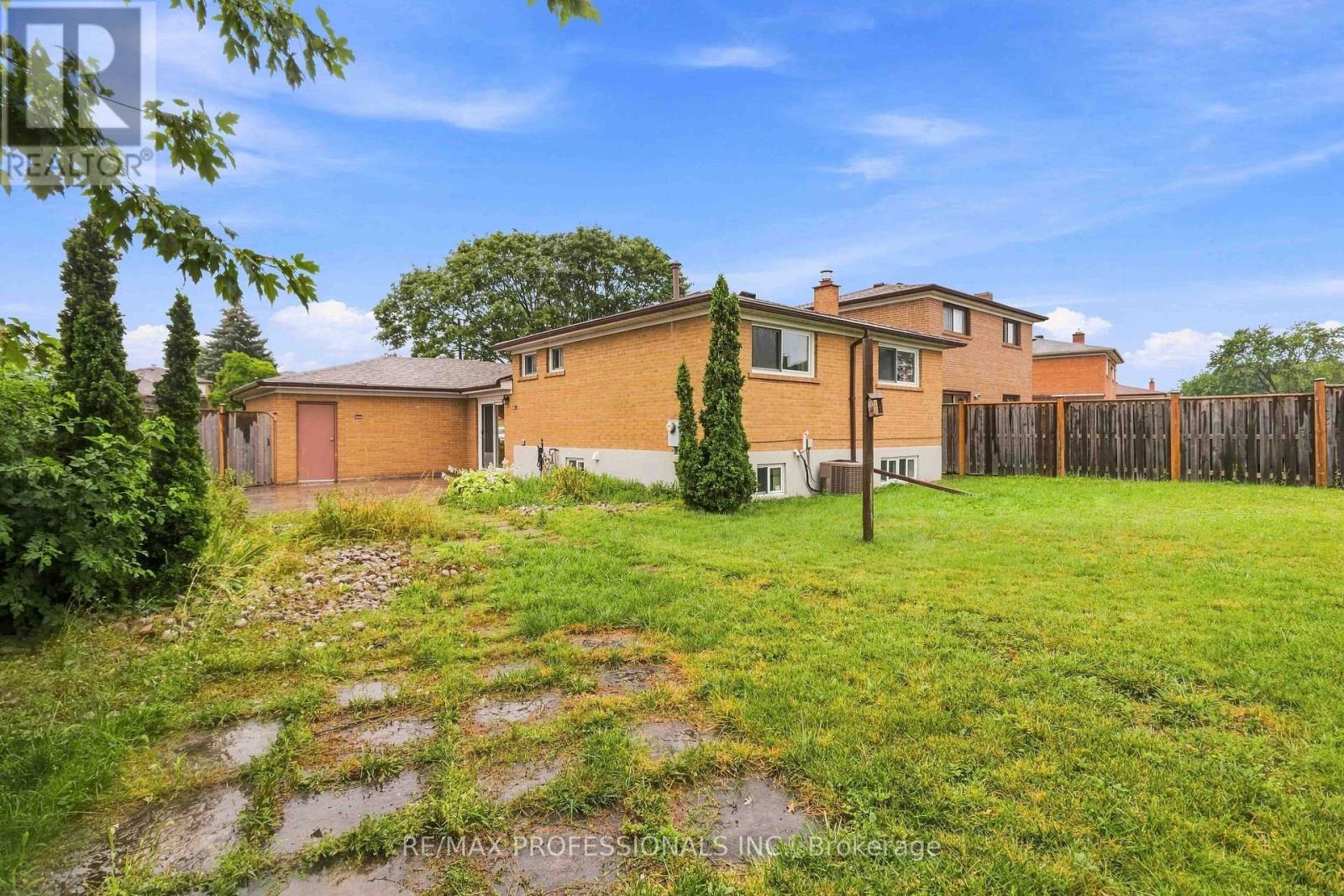 7449 Pickfair Drive, Mississauga, Ontario  L4T 2N1 - Photo 31 - W13705866