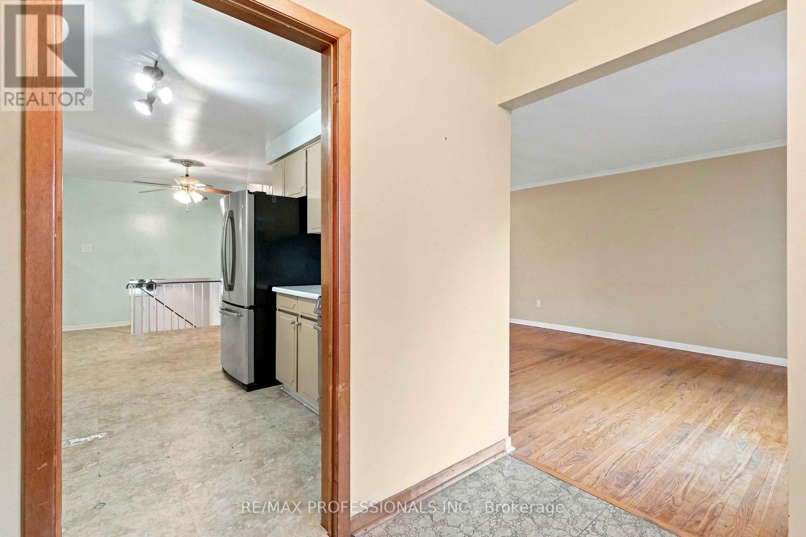7449 Pickfair Drive, Mississauga, Ontario  L4T 2N1 - Photo 4 - W13705866