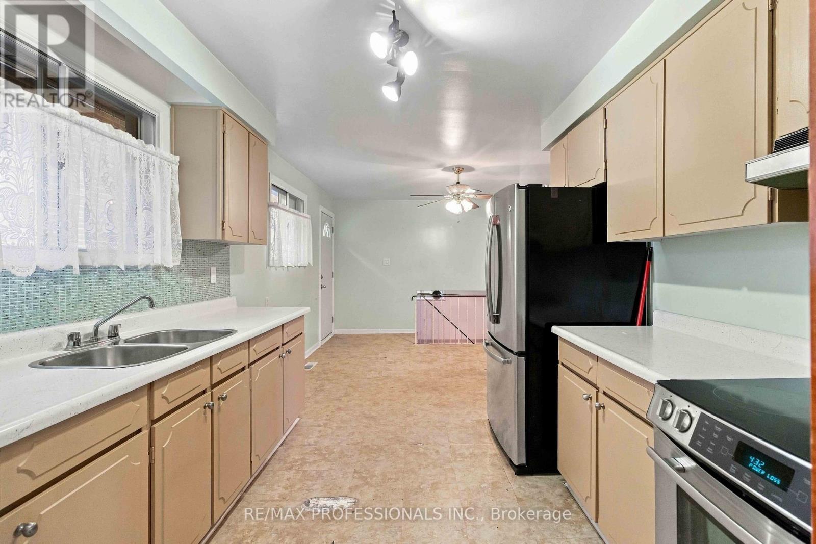 7449 Pickfair Drive, Mississauga, Ontario  L4T 2N1 - Photo 5 - W13705866
