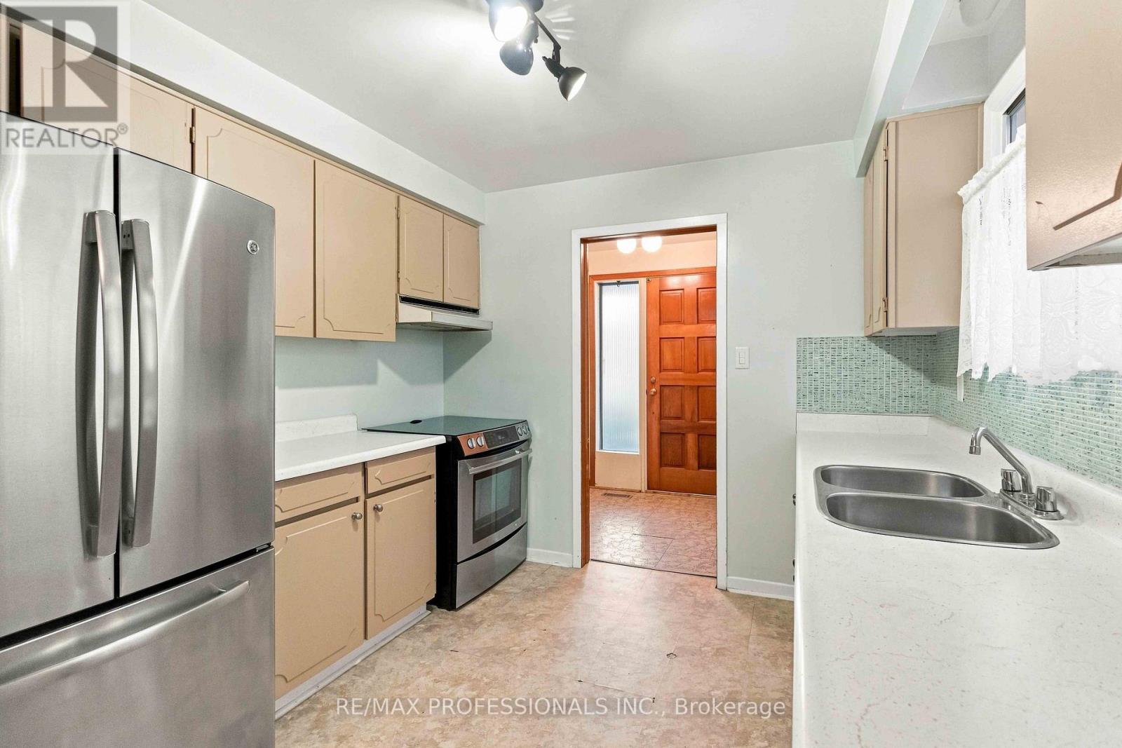7449 Pickfair Drive, Mississauga, Ontario  L4T 2N1 - Photo 6 - W13705866