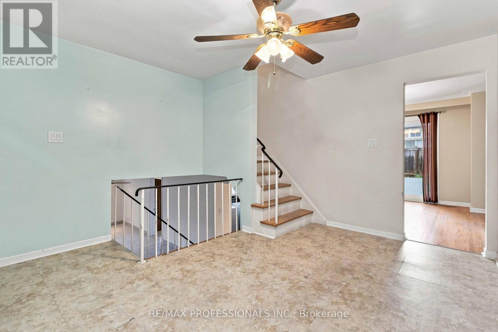 7449 Pickfair Drive, Mississauga, Ontario  L4T 2N1 - Photo 7 - W13705866