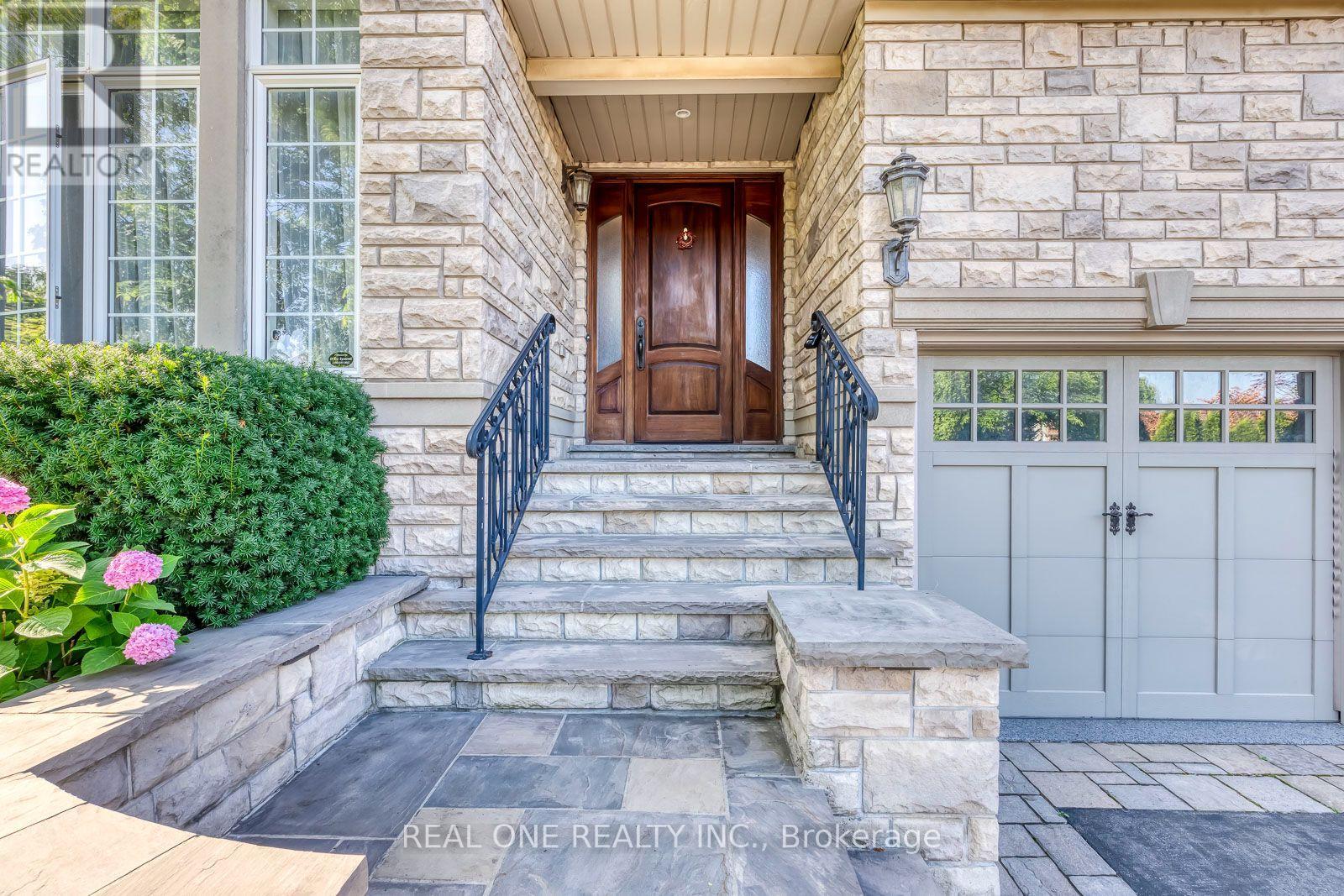 2368 Presquile Drive, Oakville, Ontario  L6H 7R1 - Photo 4 - W13705900