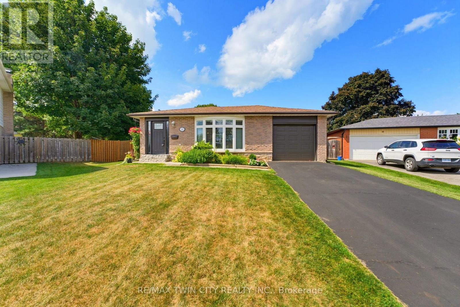 20 Clover Court, Brant, Ontario  N3L 3M7 - Photo 2 - X13706008