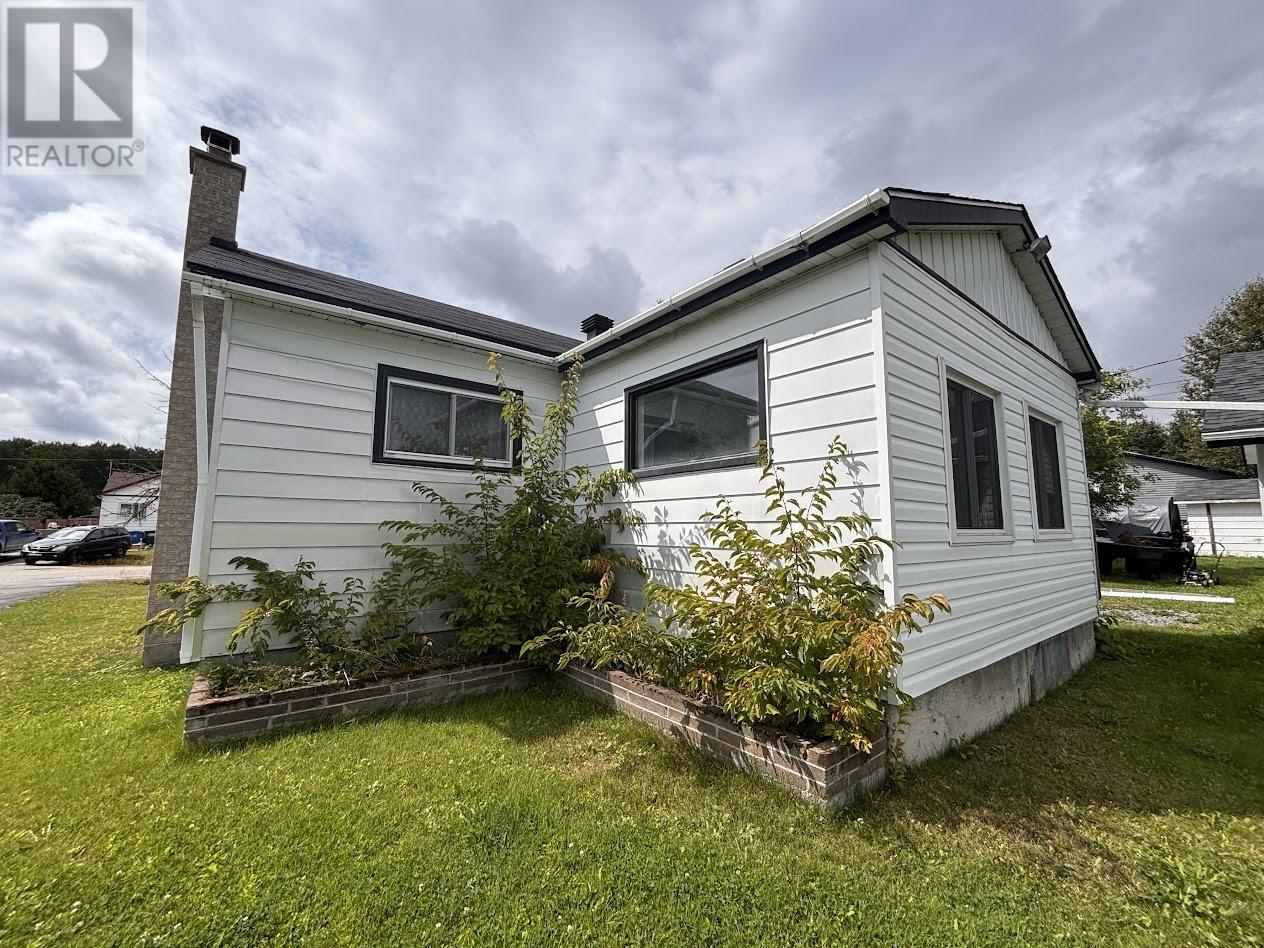 15 Falcon Ave, Manitouwadge, Ontario  P0T 2C0 - Photo 37 - TB2602483