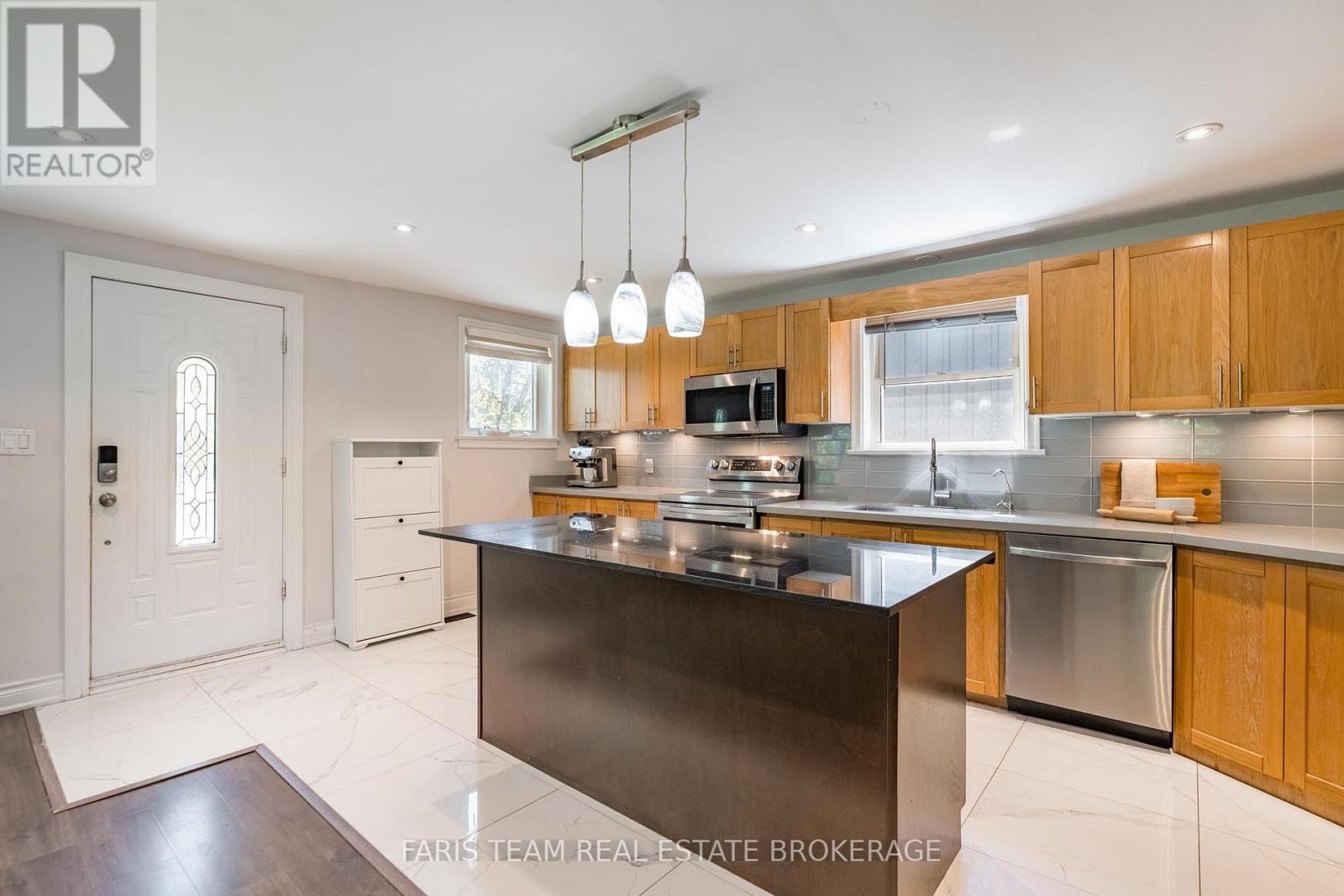136 Oriole Drive, East Gwillimbury, Ontario  L9N 1G9 - Photo 7 - N13706298