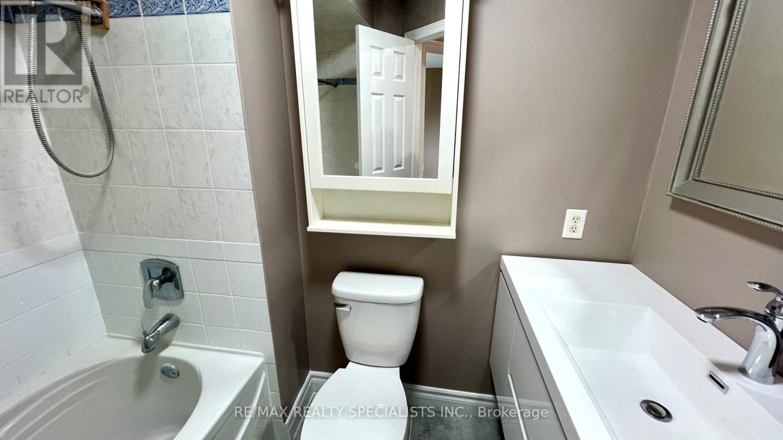 5 Russell Hill Drive, Barrie (Painswick South), Ontario  L4N 0C3 - Photo 16 - S13706308