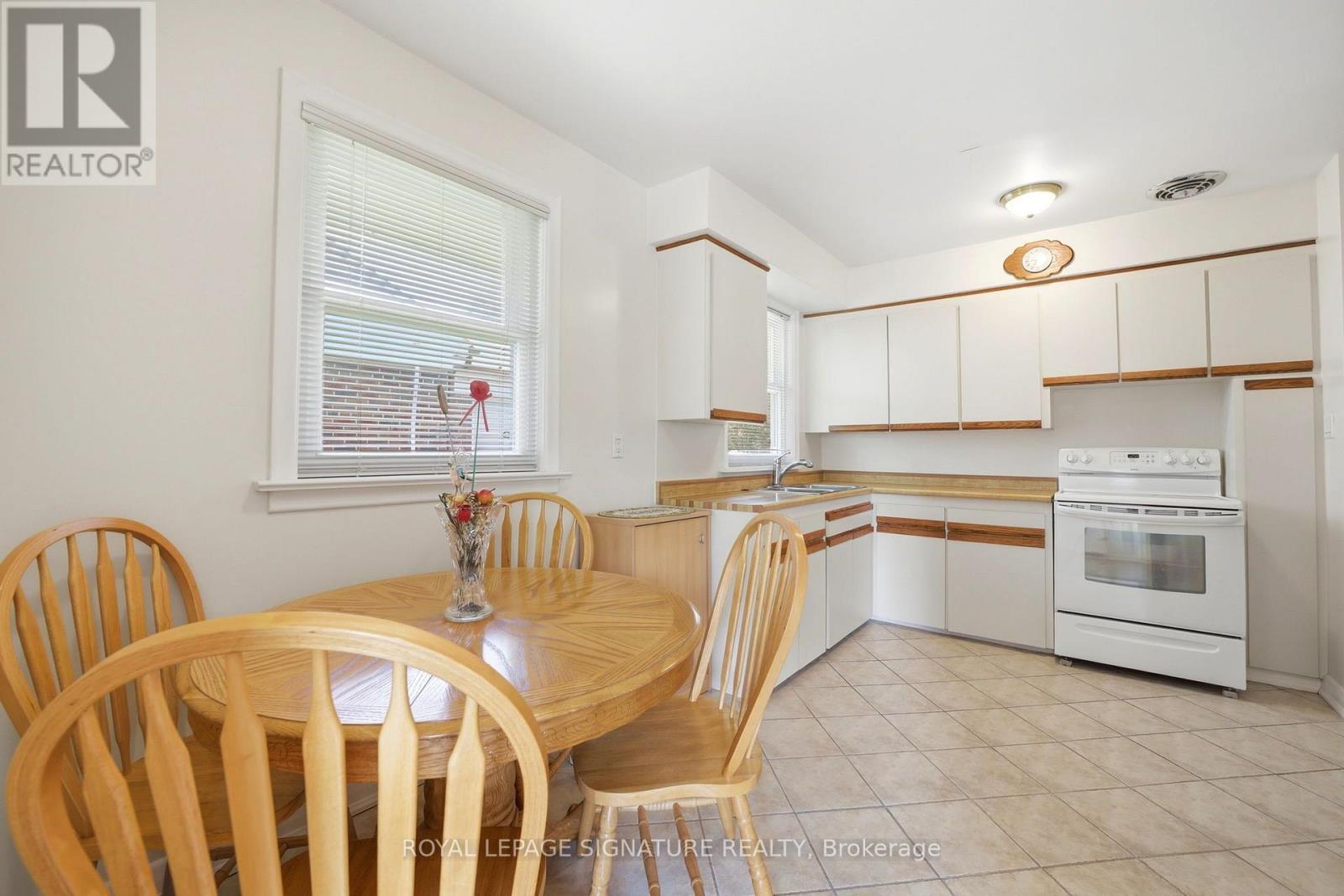 40 Kirk Bradden Road E, Toronto, Ontario  M8Y 2E7 - Photo 11 - W13706110