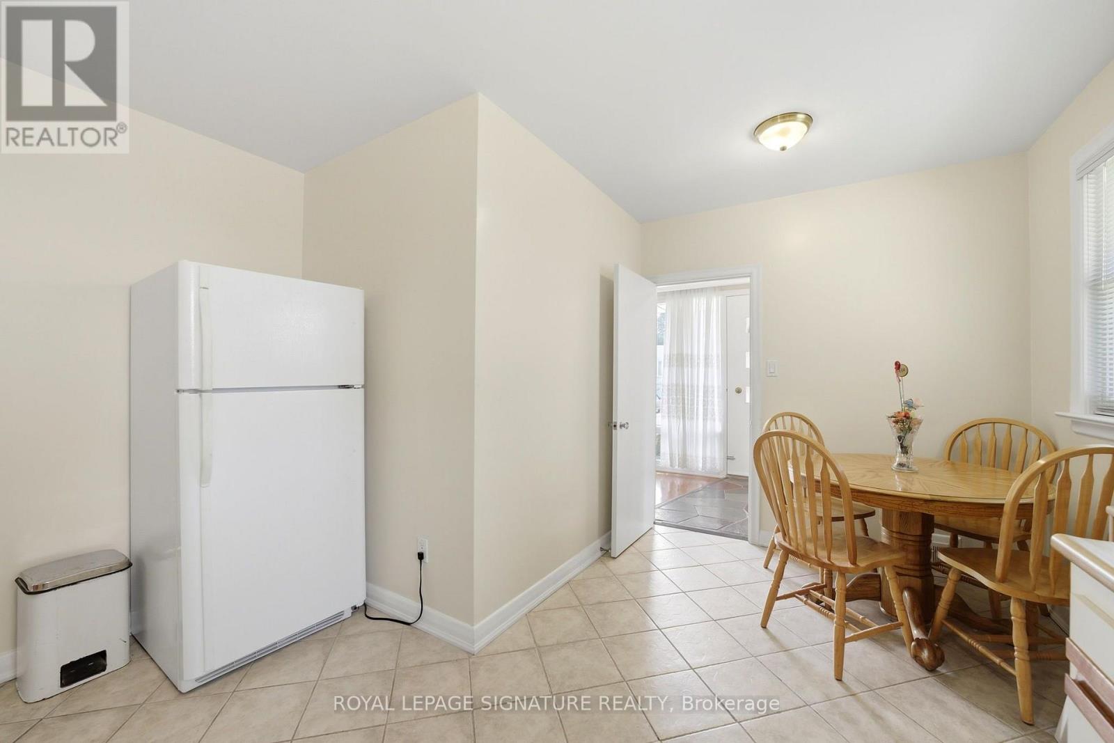 40 Kirk Bradden Road E, Toronto, Ontario  M8Y 2E7 - Photo 8 - W13706110