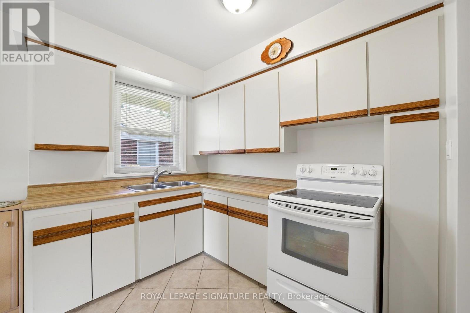 40 Kirk Bradden Road E, Toronto, Ontario  M8Y 2E7 - Photo 9 - W13706110