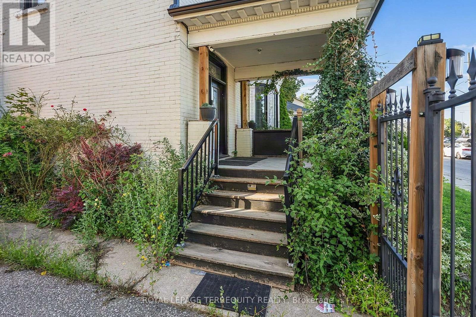 35 Elizabeth Street N, Brampton, Ontario  L6X 1S3 - Photo 2 - W13706134