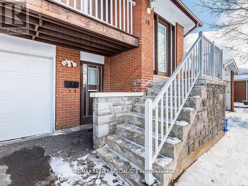 18 Ashford Court, Brampton, Ontario  L6V 2Z1 - Photo 3 - W13706198