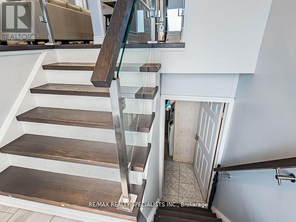 18 Ashford Court, Brampton, Ontario  L6V 2Z1 - Photo 5 - W13706198