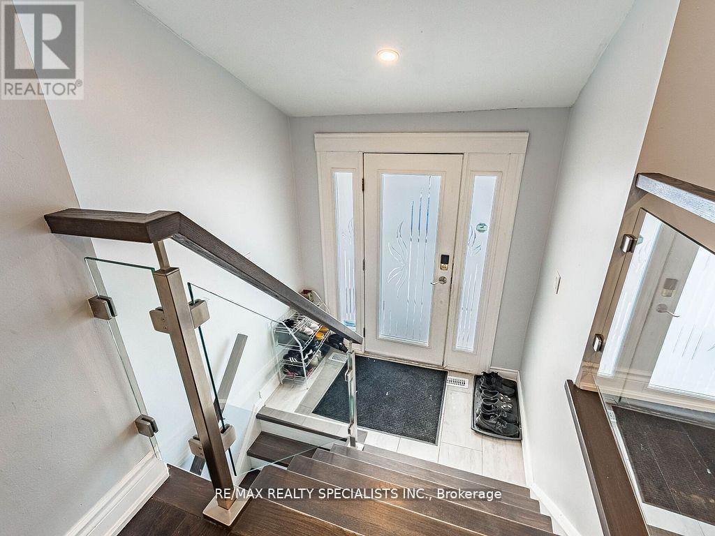 18 Ashford Court, Brampton, Ontario  L6V 2Z1 - Photo 6 - W13706198