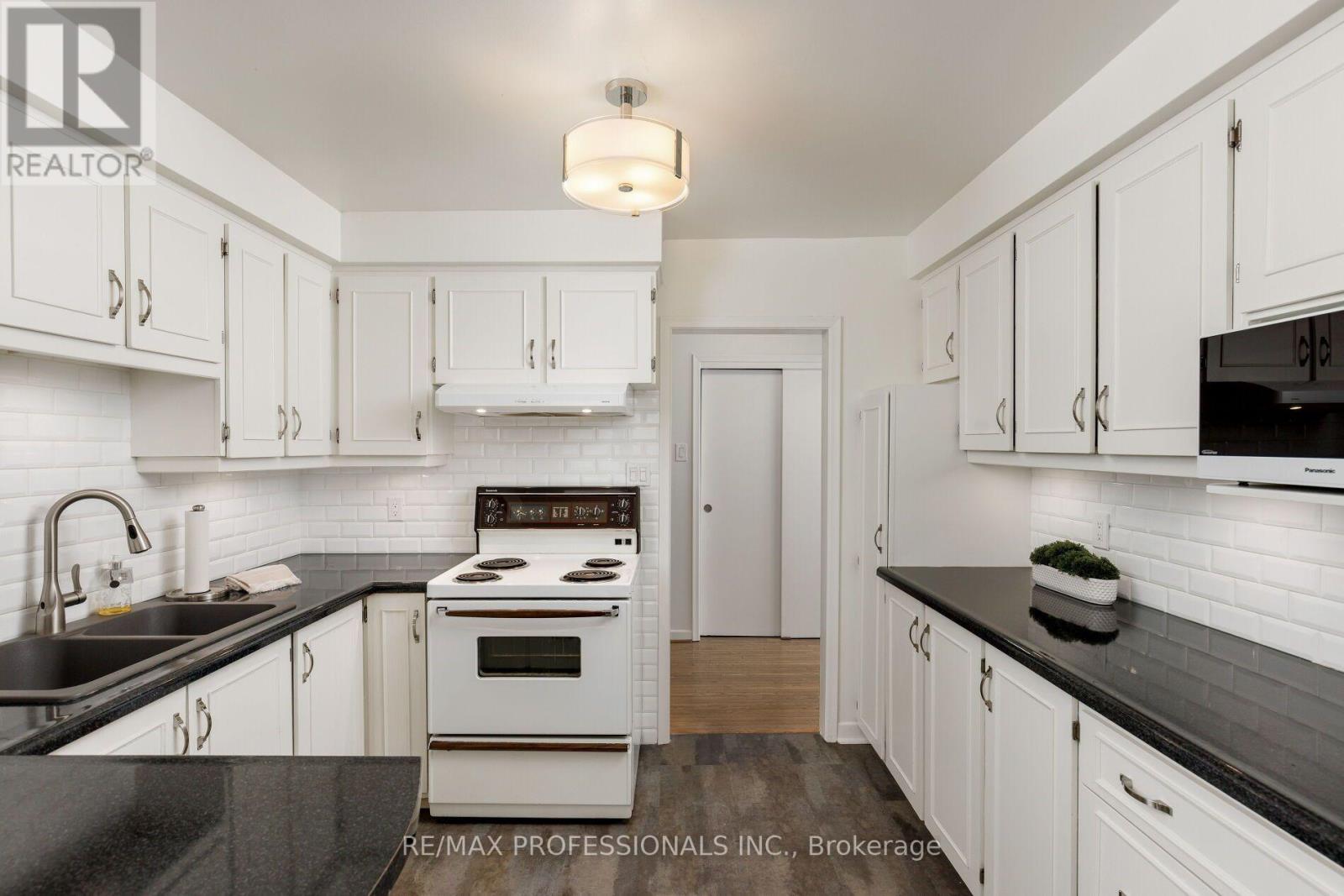 36 Thicket Road, Toronto, Ontario  M9C 2T6 - Photo 18 - W13706216