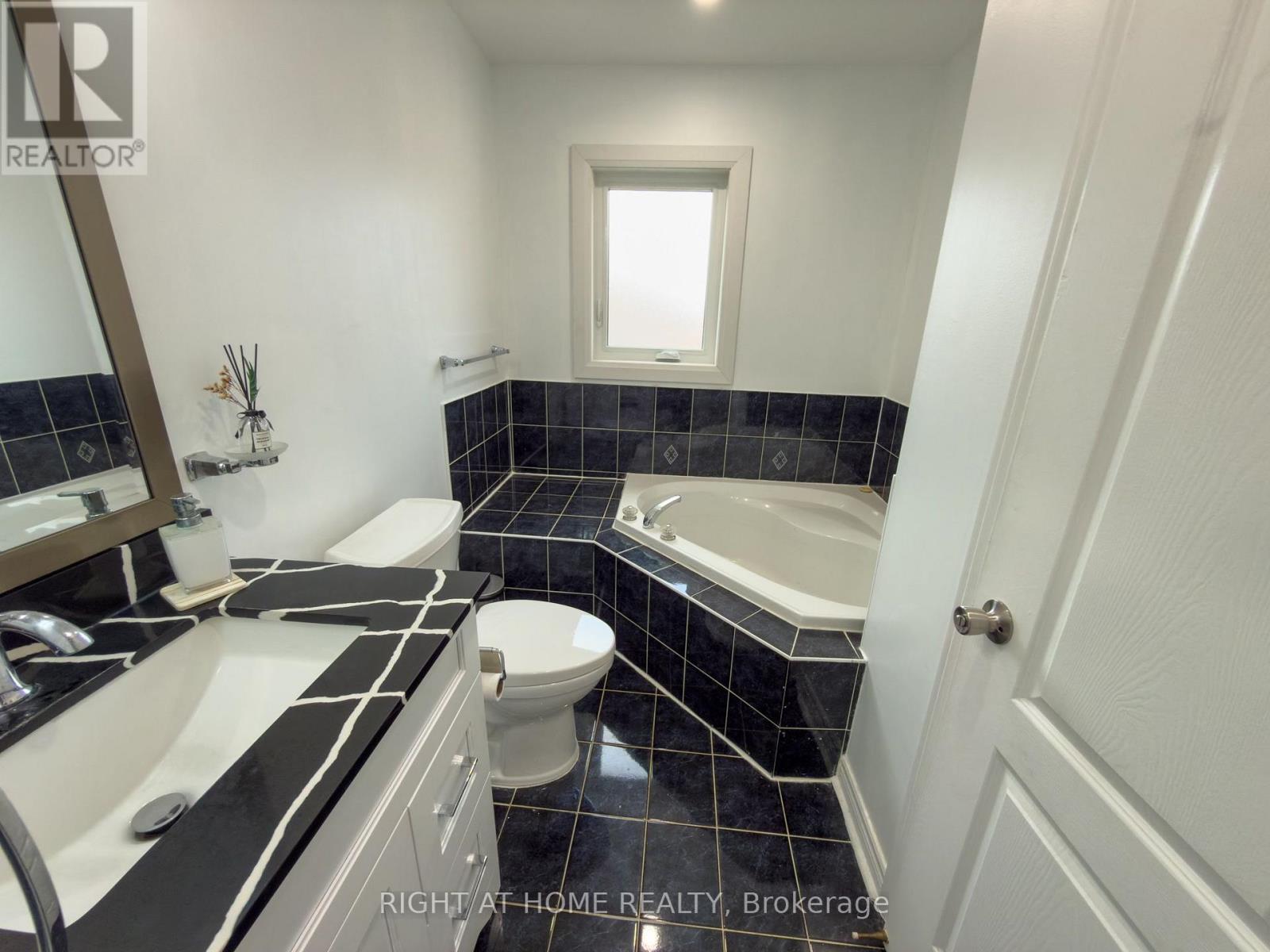 6683 Opera Glass Crescent, Mississauga, Ontario  L5W 1R8 - Photo 30 - W13706280