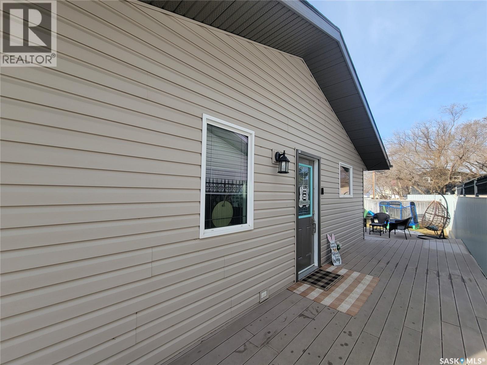 4702 Leader Street, Macklin, Saskatchewan  S0L 2C0 - Photo 4 - SK046429