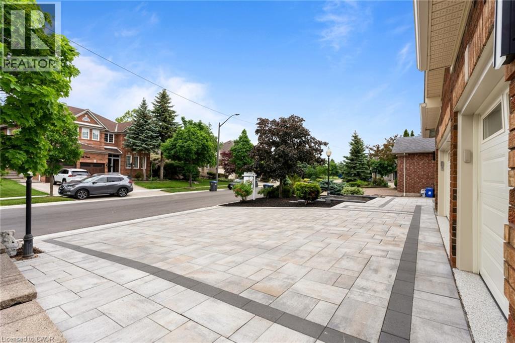 6872 Round Leaf Court, Mississauga, Ontario  L5N 6X6 - Photo 4 - 40838841