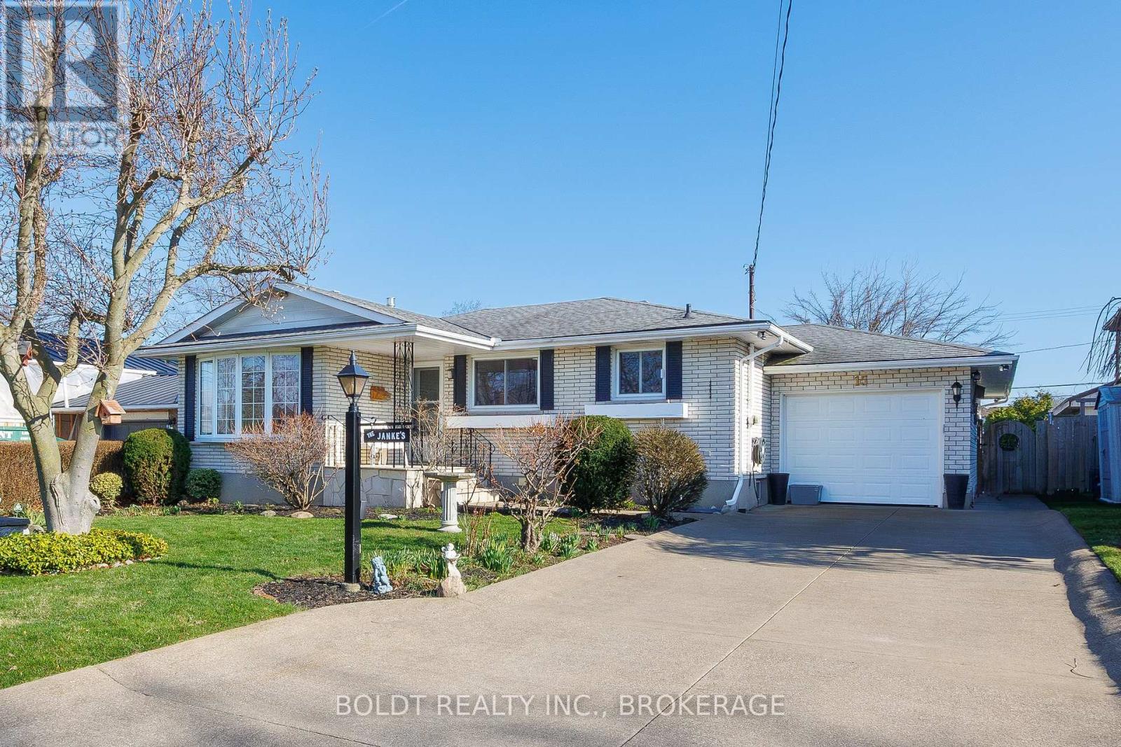 15 NOTTINGHAM COURT, St. Catharines, Ontario