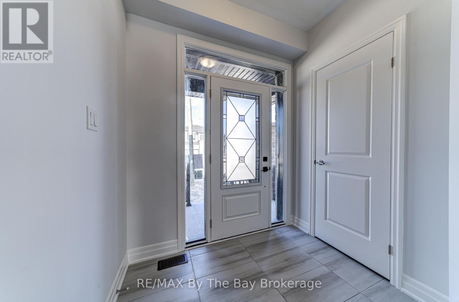 17 Rosanne Circle, Wasaga Beach, Ontario  L9Z 0N4 - Photo 2 - S13706370