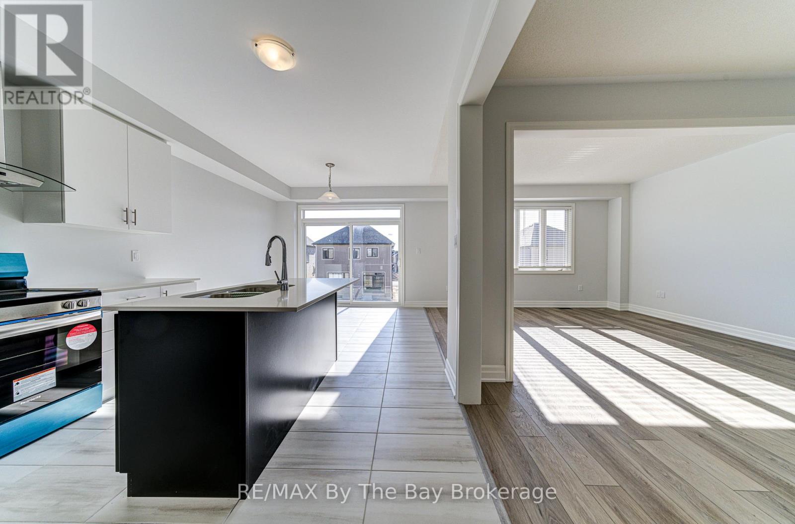17 Rosanne Circle, Wasaga Beach, Ontario  L9Z 0N4 - Photo 4 - S13706370