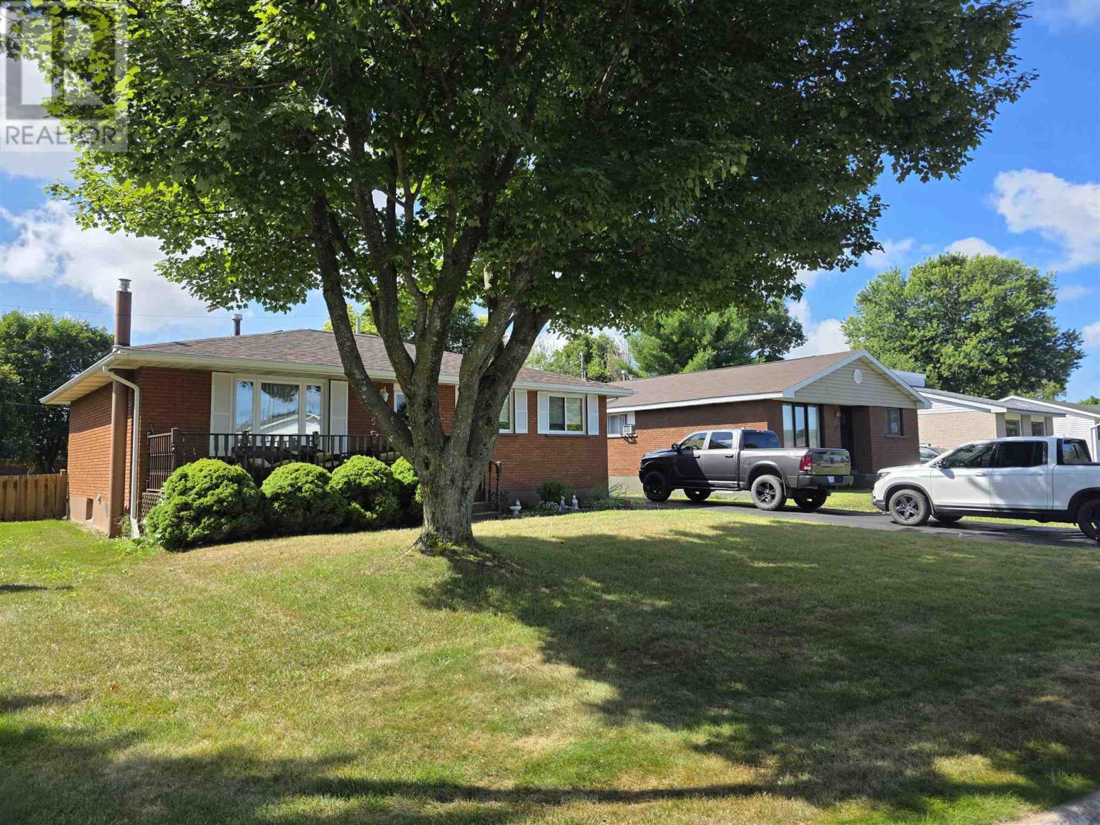 20 St. Michaels Sq, Sault Ste. Marie, Ontario  P6B 1C7 - Photo 2 - SM262286