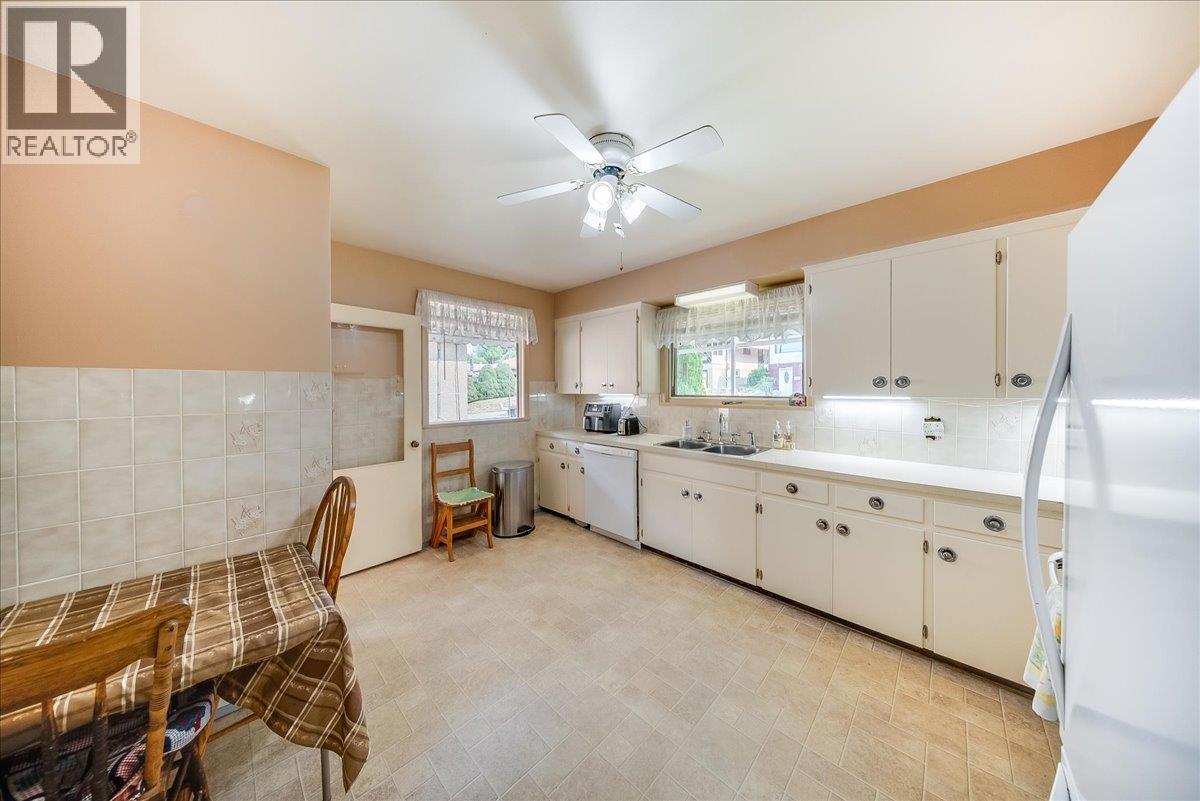 141 Colley Street, Warfield, British Columbia V1R 2M3 - Photo 3 - 10398380