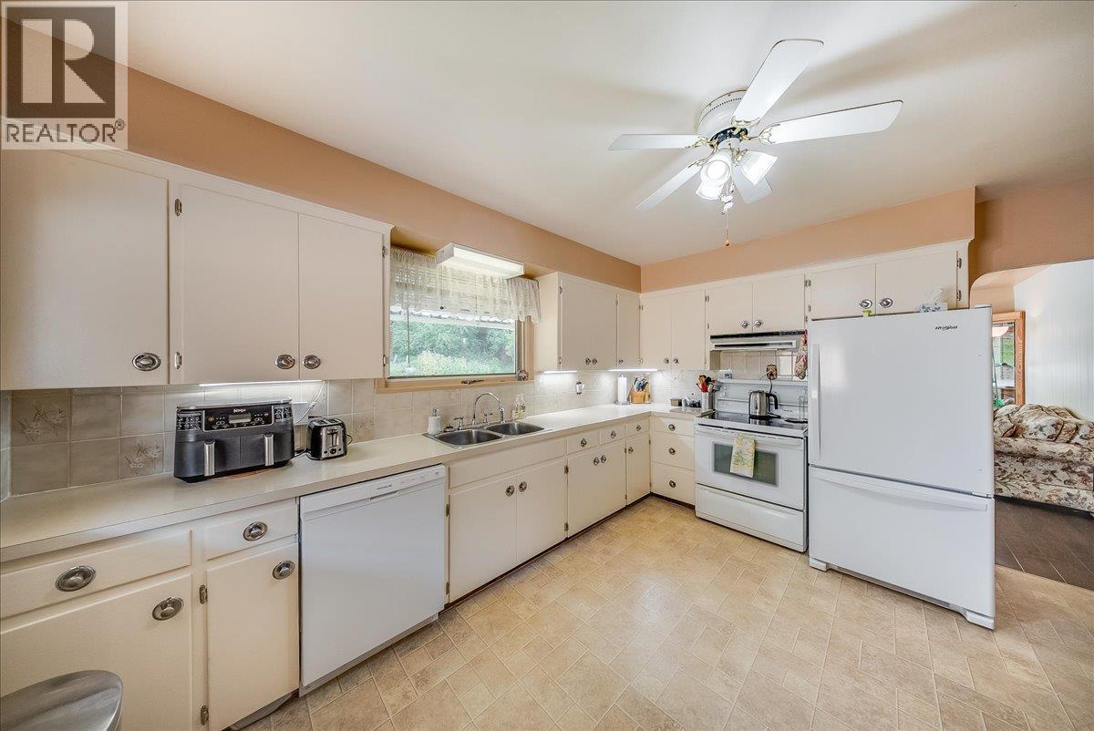 141 Colley Street, Warfield, British Columbia V1R 2M3 - Photo 5 - 10398380