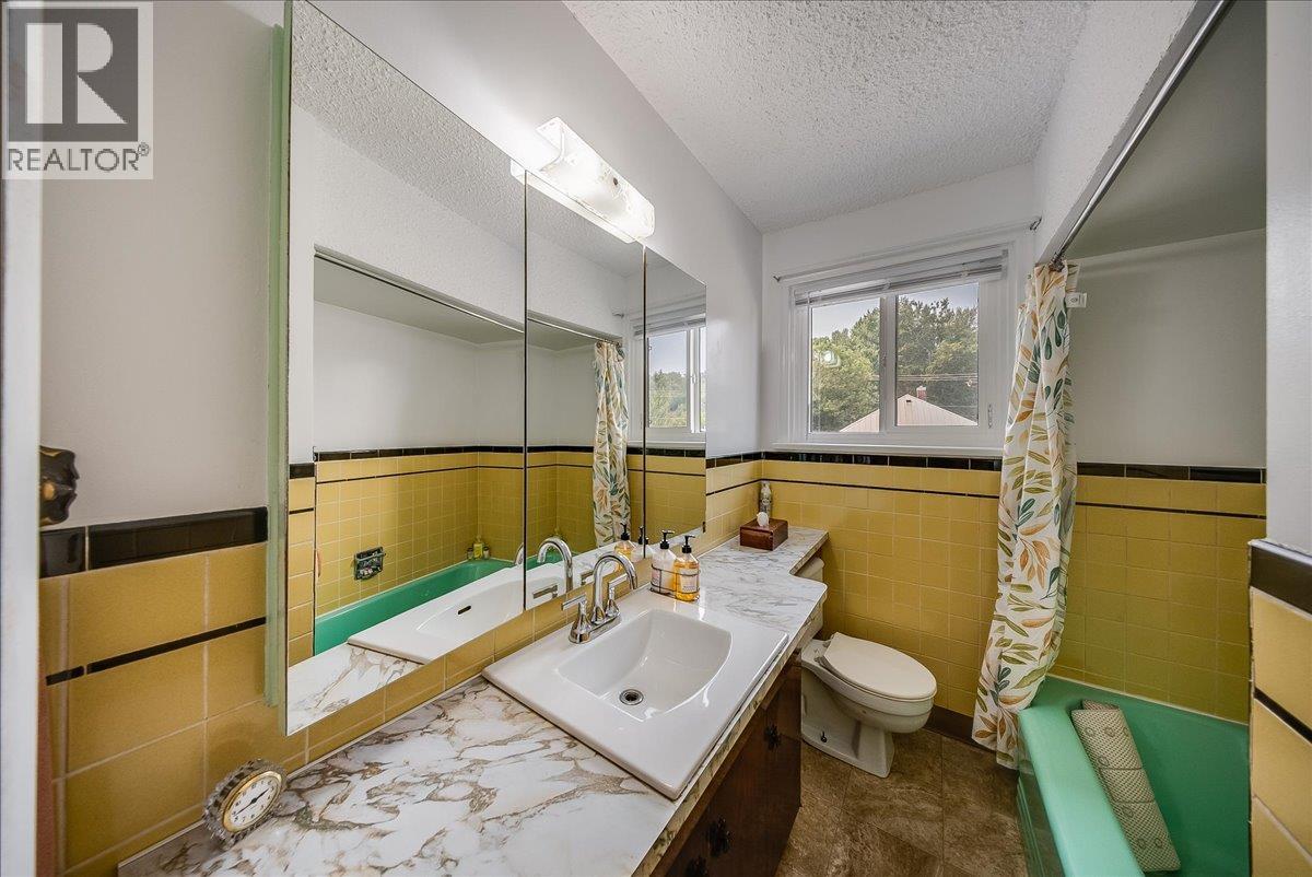 141 Colley Street, Warfield, British Columbia V1R 2M3 - Photo 12 - 10398380
