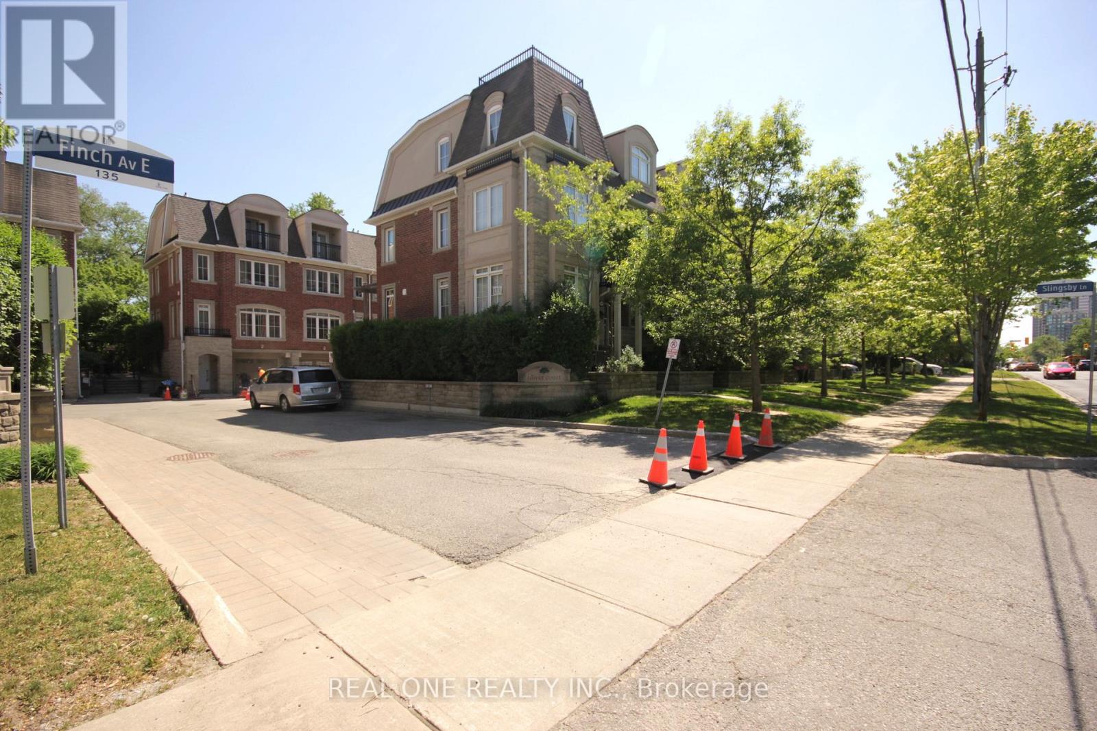 7 SLINGSBY LANE, Toronto, Ontario