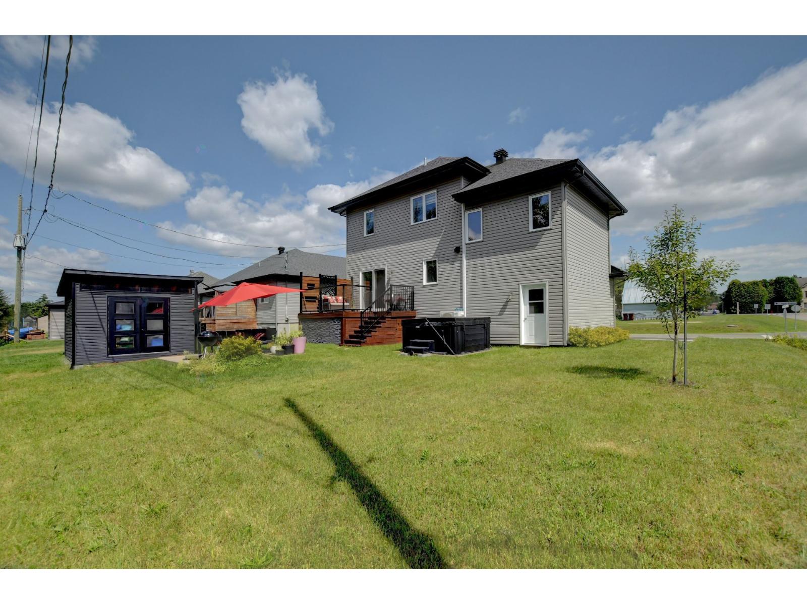 21 Rue St-Émilion Brownsburg-Chatham Quebec Canada J8G0C3 5