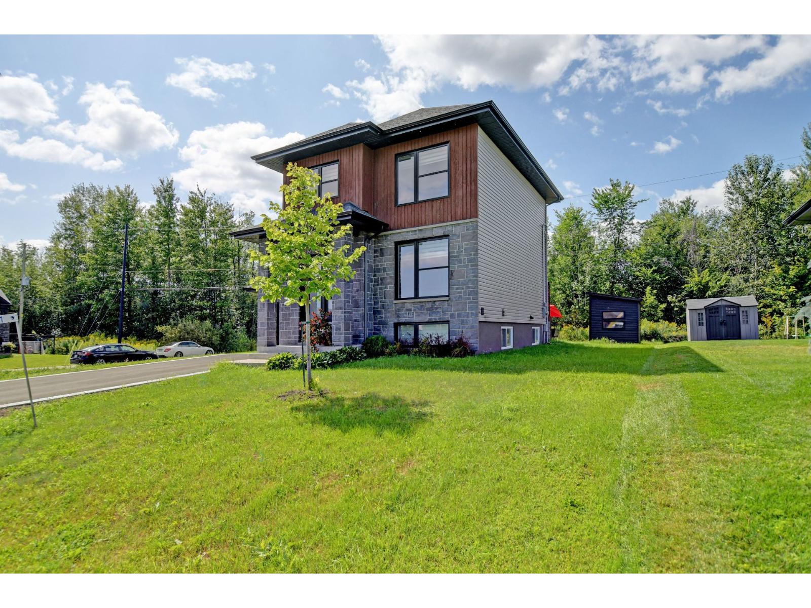 21 Rue St-Émilion Brownsburg-Chatham Quebec Canada J8G0C3 2