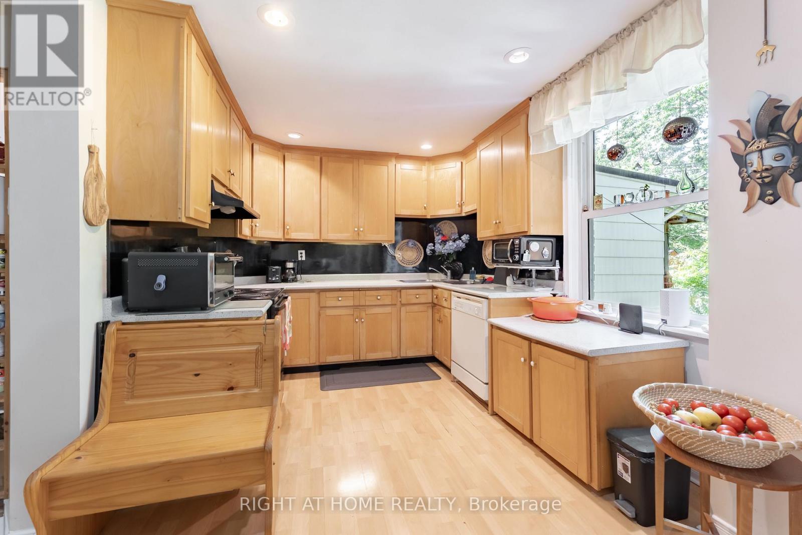30 Allister Avenue, Toronto, Ontario  M1M 3K9 - Photo 10 - E13563626