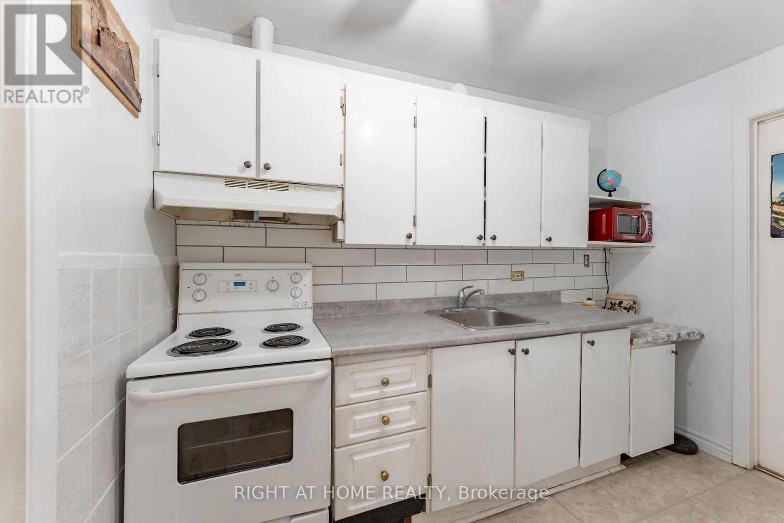 30 Allister Avenue, Toronto, Ontario  M1M 3K9 - Photo 27 - E13563626