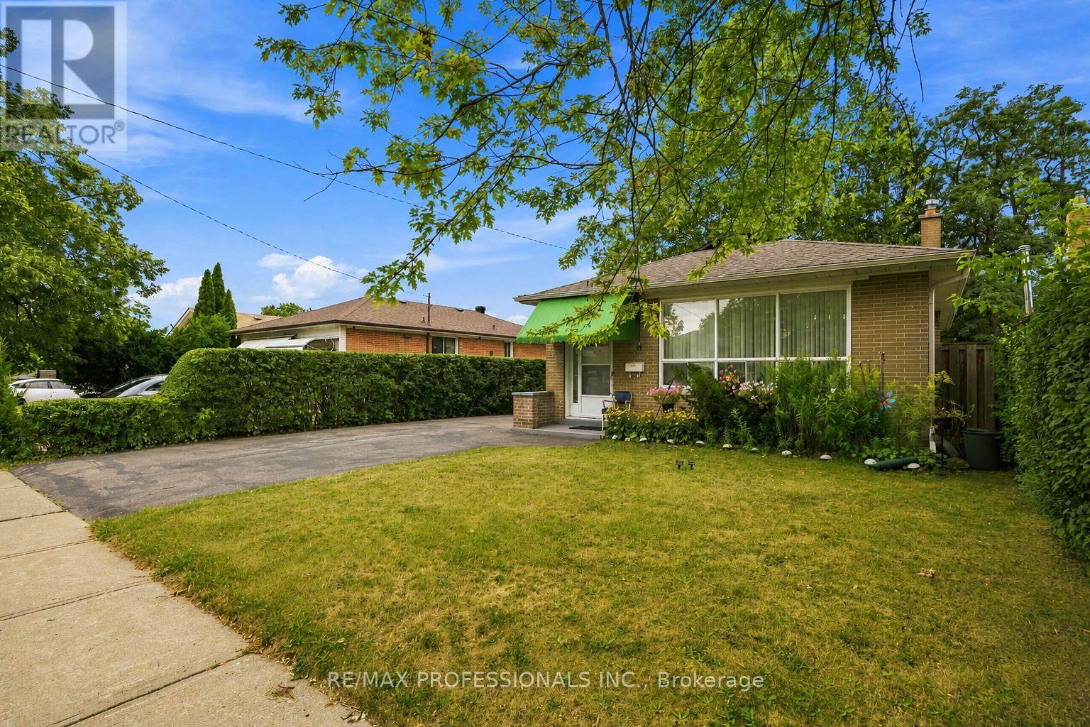 <div class="slider-price">$850,000</div><p>14 Dashwood Crescent, Toronto, Ontario</p>