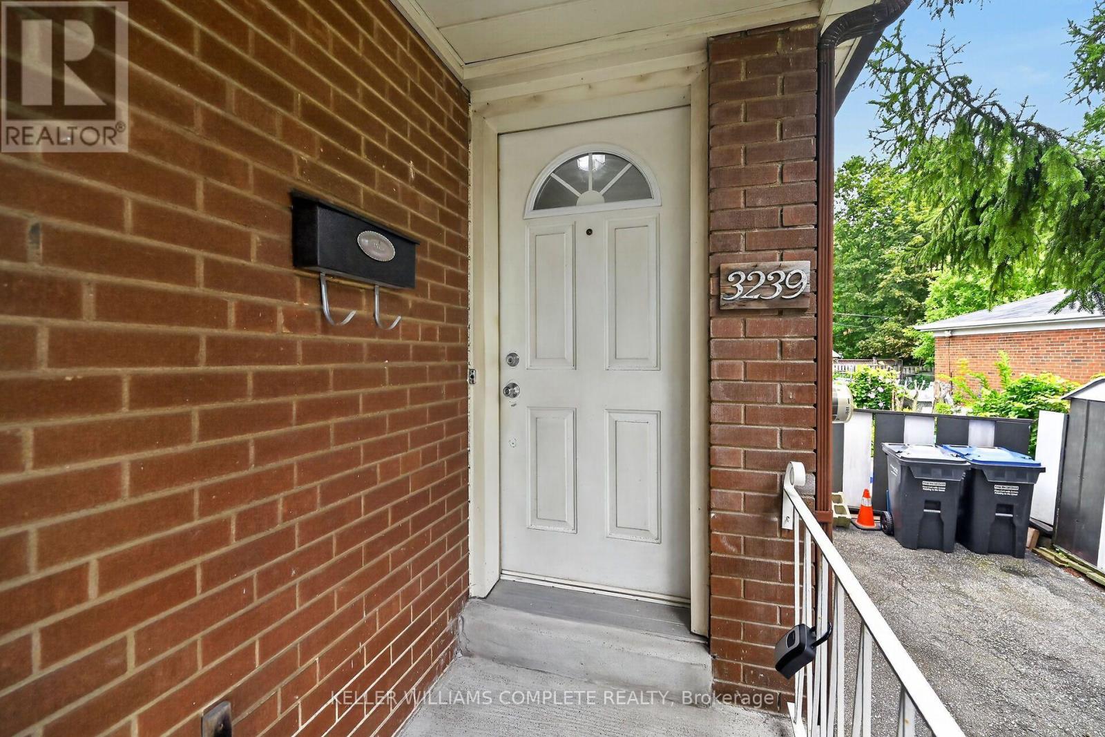 3239 Queen Frederica Drive, Mississauga, Ontario  L4Y 2Z9 - Photo 4 - W13706660
