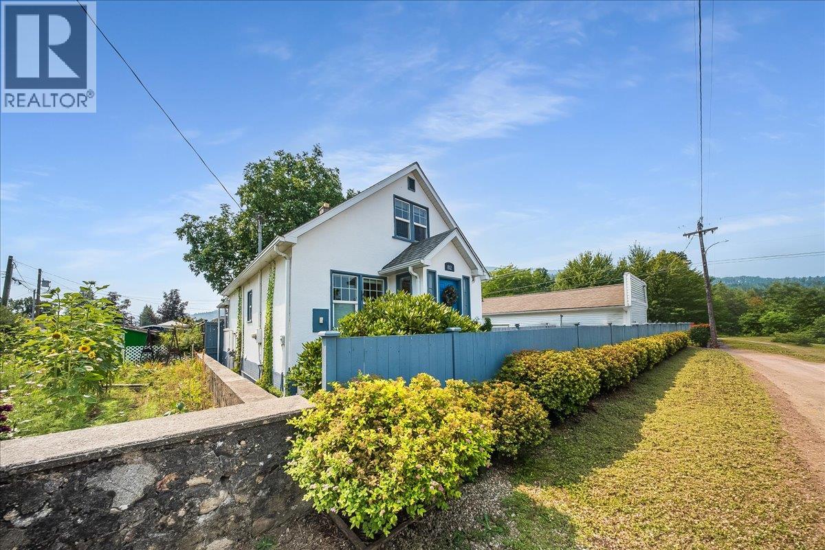 812 2nd Street, Castlegar, British Columbia  V1N 1Y7 - Photo 4 - 10398431